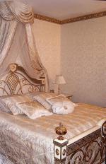 Покрывало, подушки и балжахин стиле для элитной спальни