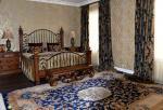 Шторы из бархата синие с декоративным ковром для спальни