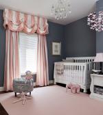 Детская комната в глубоком сером и бледном розовом цвете