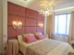 Шторы и дизайн спальни в бежевом и розовом цвете